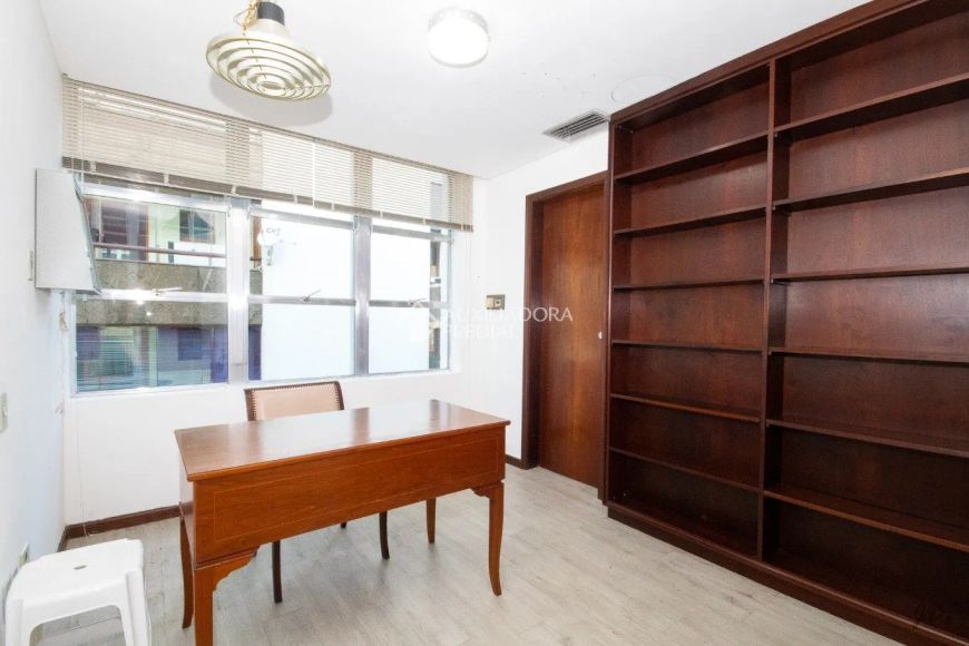 Sala Comercial com 72m² e box escriturado no Moinhos de Vento