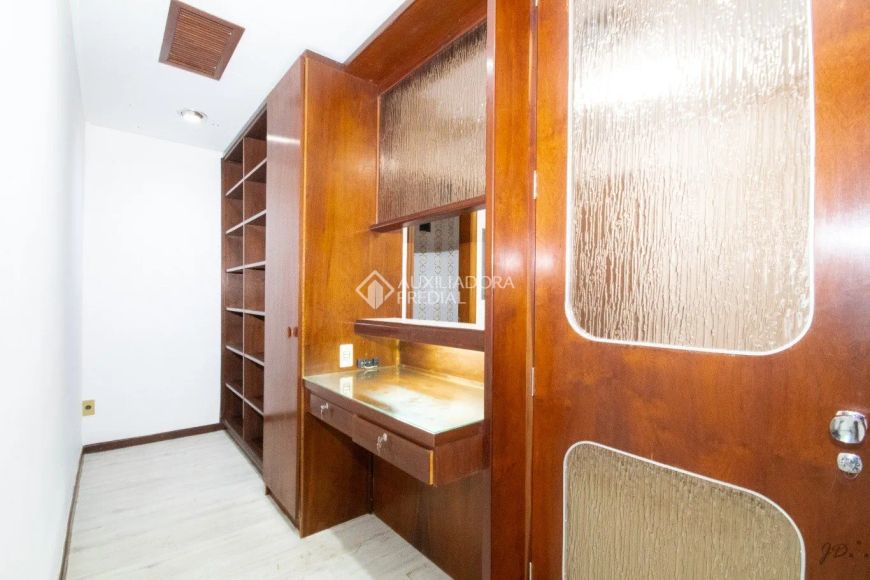Sala Comercial com 72m² e box escriturado no Moinhos de Vento