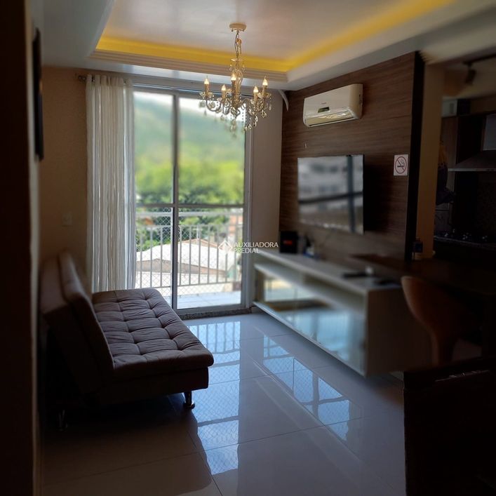 Apartamento de dois dormitórios mobiliado. (Canto dos Pássaros)