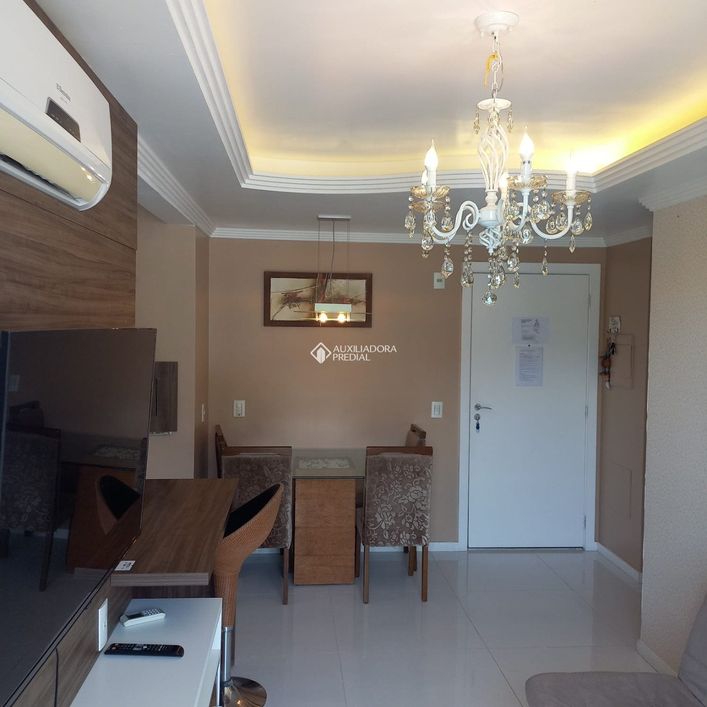 Apartamento de dois dormitórios mobiliado. (Canto dos Pássaros)