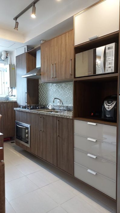 Apartamento de dois dormitórios mobiliado. (Canto dos Pássaros)