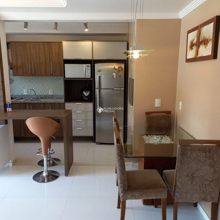 Apartamento de dois dormitórios mobiliado. (Canto dos Pássaros)