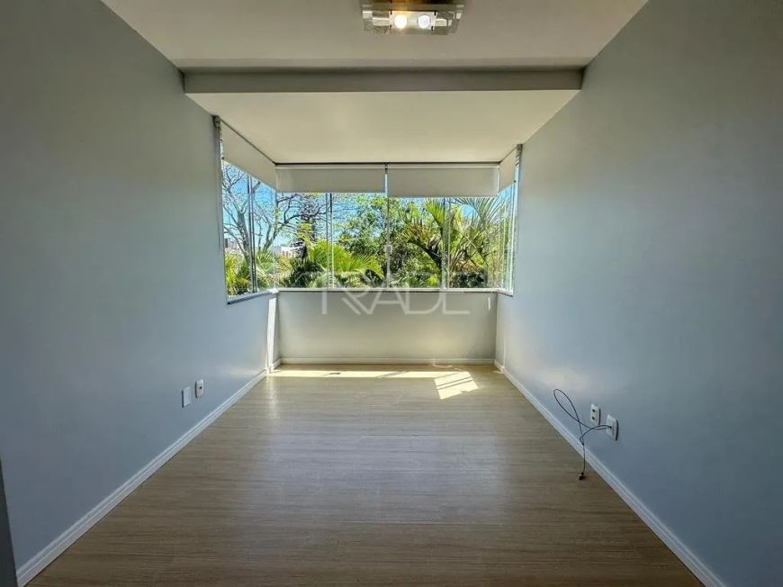 Apartamento de 2 dormitórios e 1 vaga localizado no bairro Camaquã zona sul de Porto Alegre.