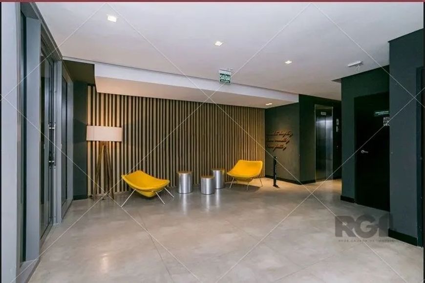 Descubra o seu novo lar no coração de Porto Alegre! Este encantador apartamento, totalmemte mobiliad