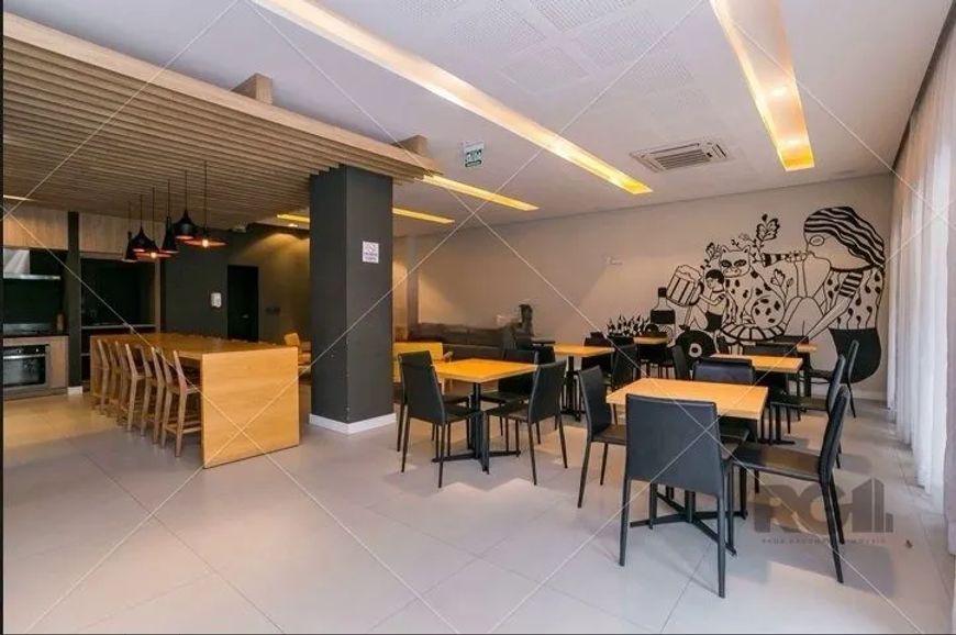 Descubra o seu novo lar no coração de Porto Alegre! Este encantador apartamento, totalmemte mobiliad