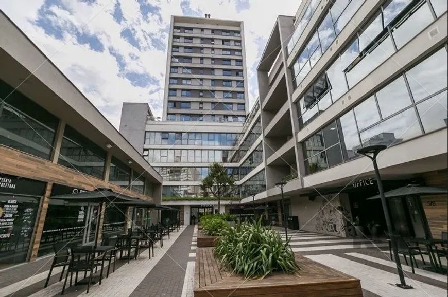Descubra o seu novo lar no coração de Porto Alegre! Este encantador apartamento, totalmemte mobiliad