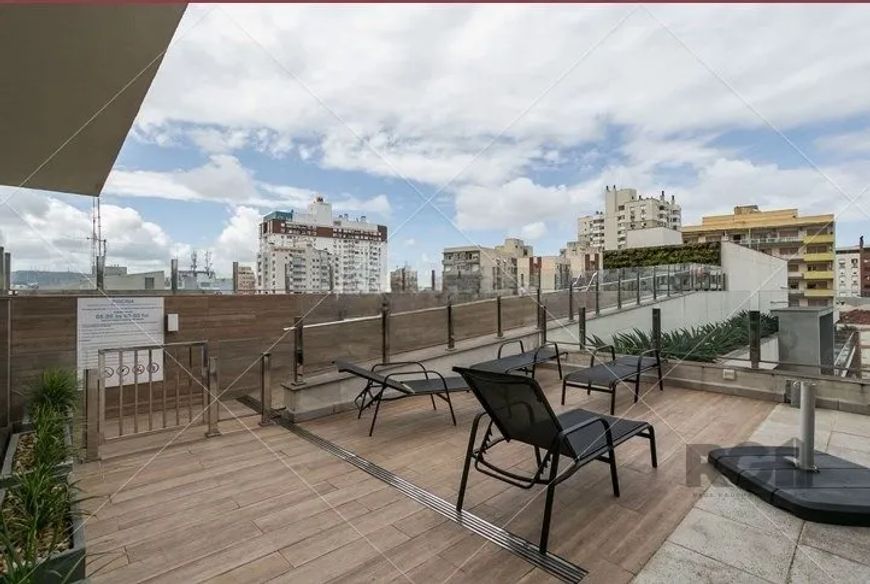Descubra o seu novo lar no coração de Porto Alegre! Este encantador apartamento, totalmemte mobiliad