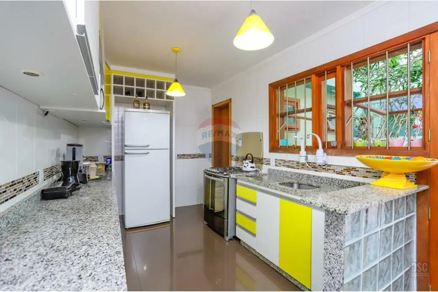 Espaçosa casa a venda no Hipica Boulevard. São 185m² de área construída. São 3 dormitórios.