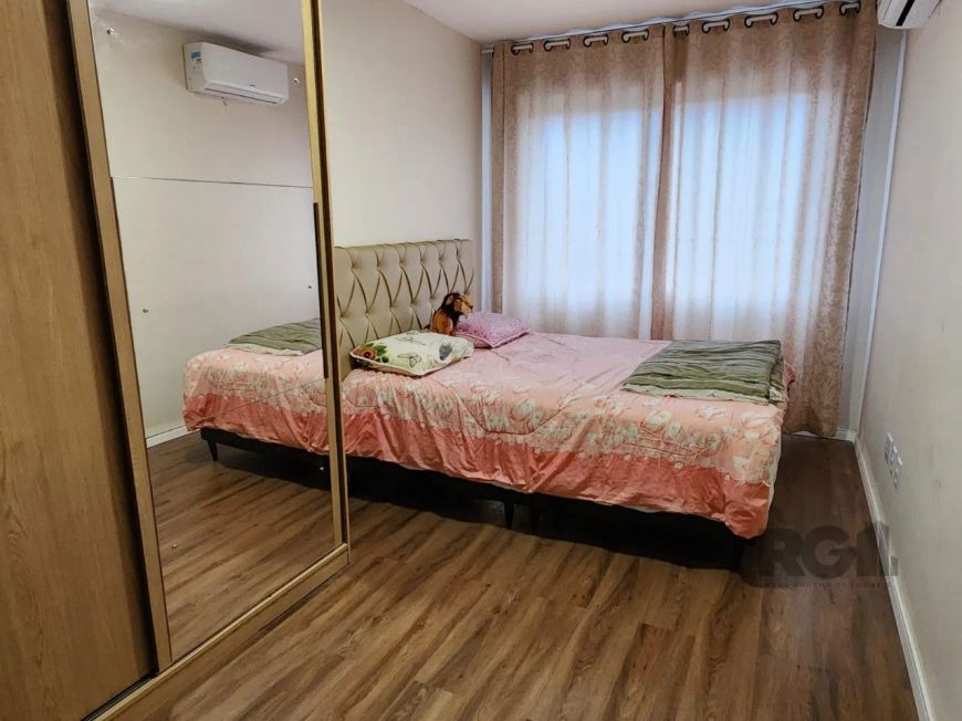 Cobertura reformada com 3 dormitórios no Bairro Sarandi. àgua quente em todas as torneiras. Parte in