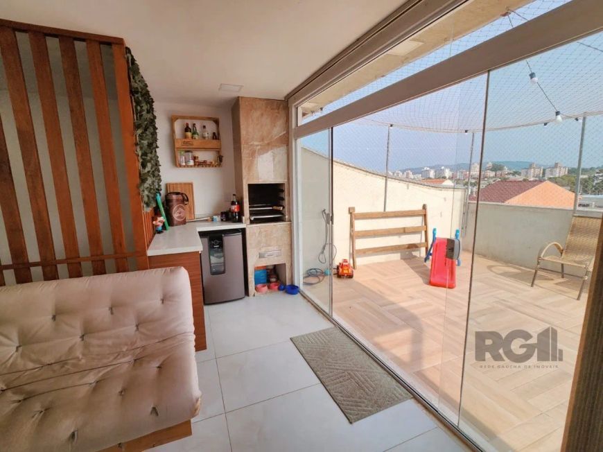 Cobertura reformada com 3 dormitórios no Bairro Sarandi. àgua quente em todas as torneiras. Parte in
