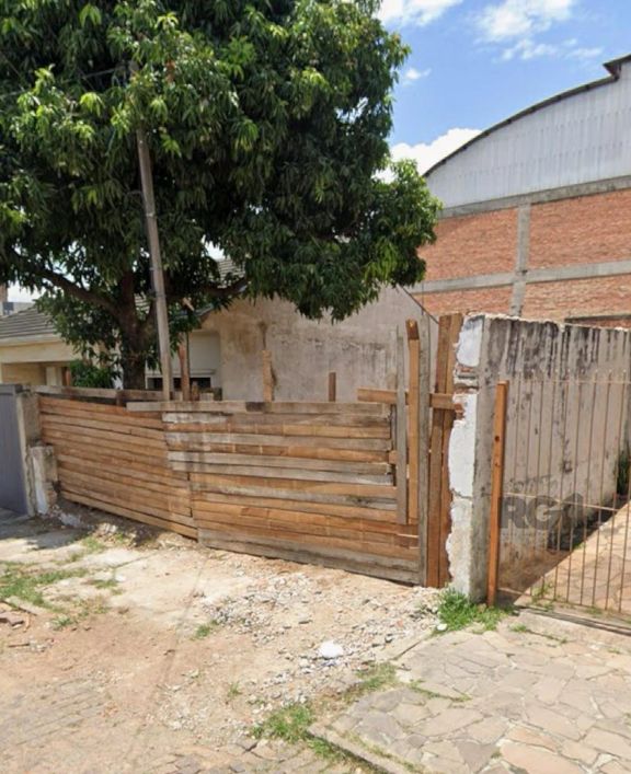 Excelente terreno localizado no Bairro Partenon em rua muita calma e tranquila, terreno plano e já l