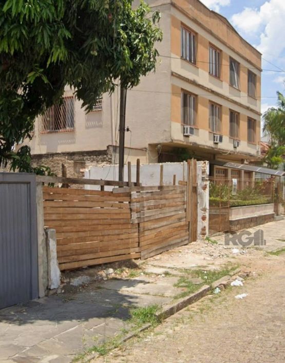 Excelente terreno localizado no Bairro Partenon em rua muita calma e tranquila, terreno plano e já l