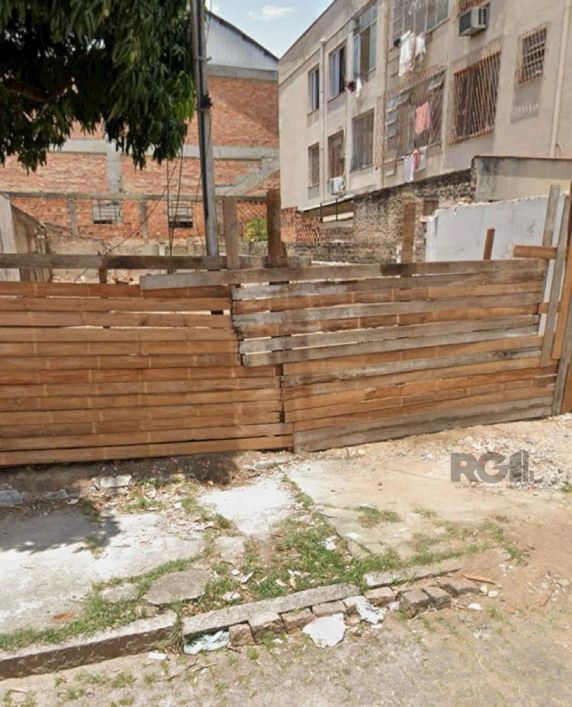 Excelente terreno localizado no Bairro Partenon em rua muita calma e tranquila, terreno plano e já l
