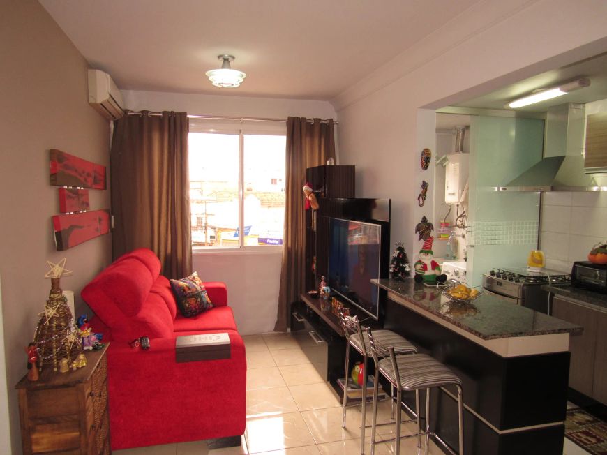 Excelente!! Apartamento 2 dormitórios, living em "L" com dois ambientes, cozinha mobilada com churra