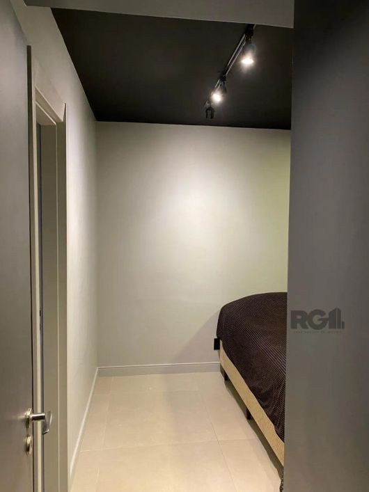 Apartamento seminovo no bairro Azenha/Menino Deus, em Porto Alegre. Andar alto. Pronto pra morar. Co
