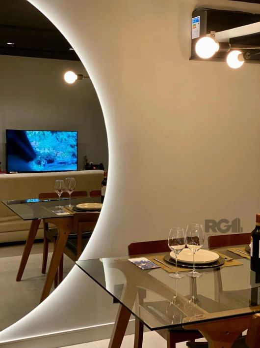 Apartamento seminovo no bairro Azenha/Menino Deus, em Porto Alegre. Andar alto. Pronto pra morar. Co