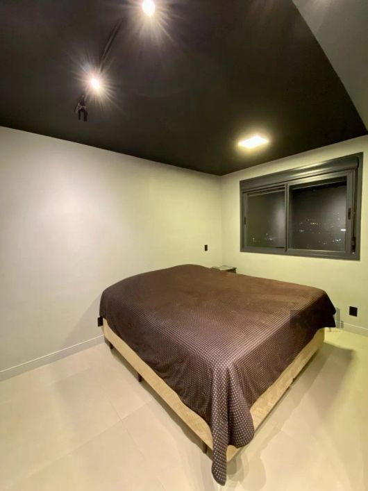 Apartamento seminovo no bairro Azenha/Menino Deus, em Porto Alegre. Andar alto. Pronto pra morar. Co