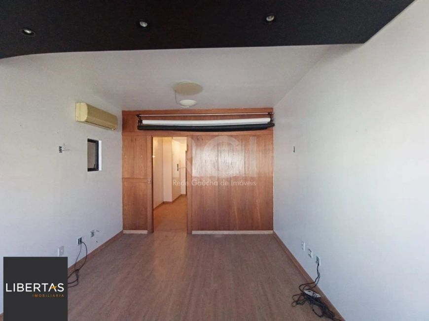 Sala comercial com 78m² de área privativa, localizado no bairro Bom Fim.