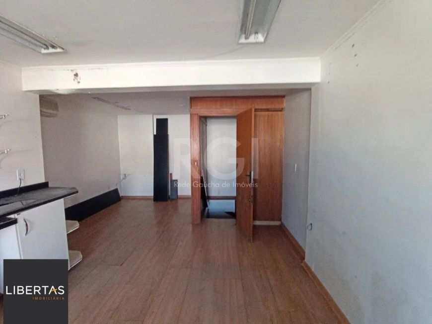 Sala comercial com 78m² de área privativa, localizado no bairro Bom Fim.