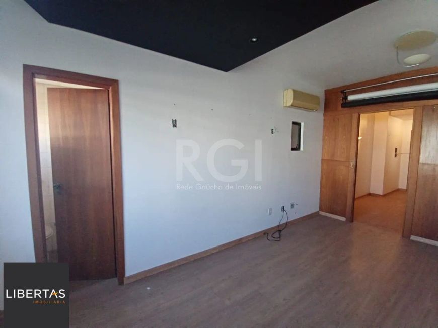 Sala comercial com 78m² de área privativa, localizado no bairro Bom Fim.