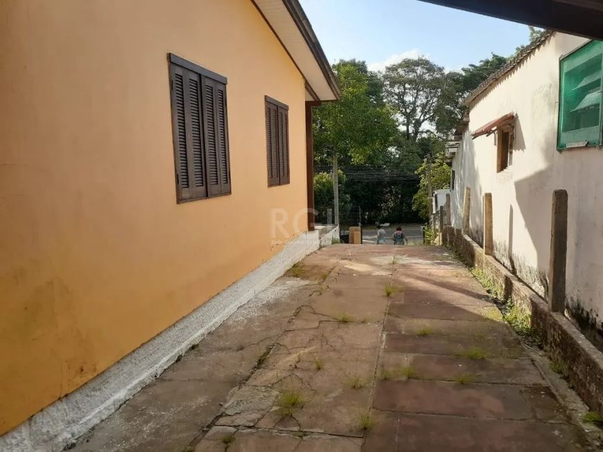 Casa à venda em Belém Novo, Porto Alegre. Com 2 dormitórios, 3 vagas de garagem e área total de 430m