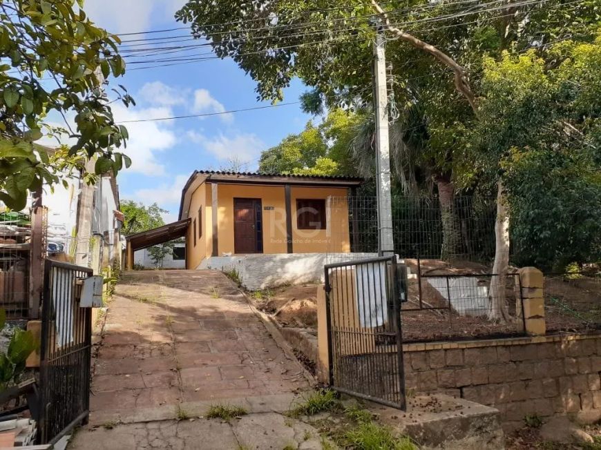 Casa à venda em Belém Novo, Porto Alegre. Com 2 dormitórios, 3 vagas de garagem e área total de 430m