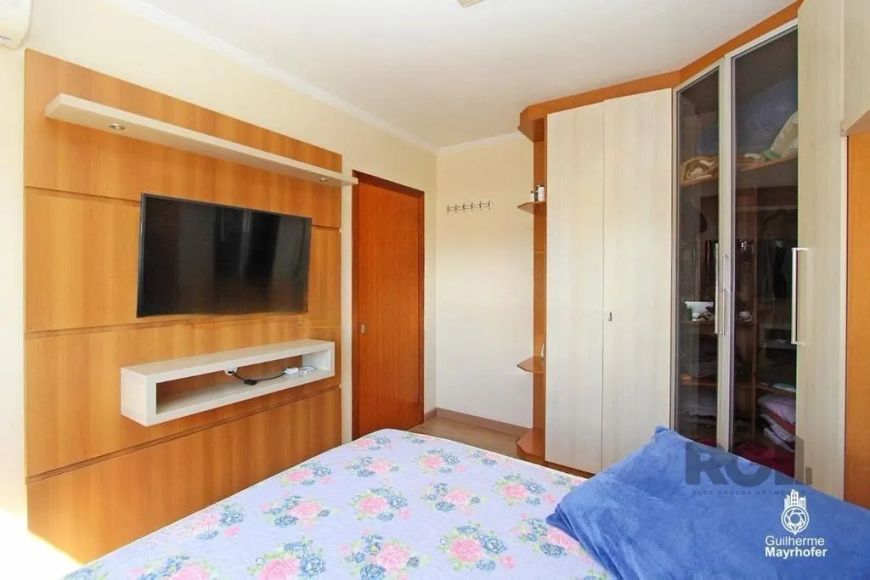 Cobertura encantadora oferece 2 dormitórios e 1 living espaçoso com piso vinílico, cozinha e a área