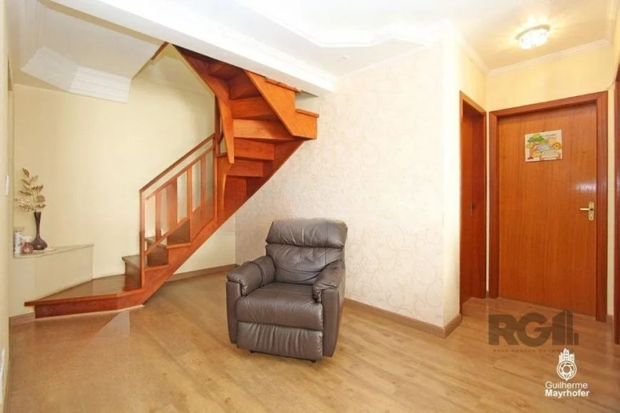 Cobertura encantadora oferece 2 dormitórios e 1 living espaçoso com piso vinílico, cozinha e a área