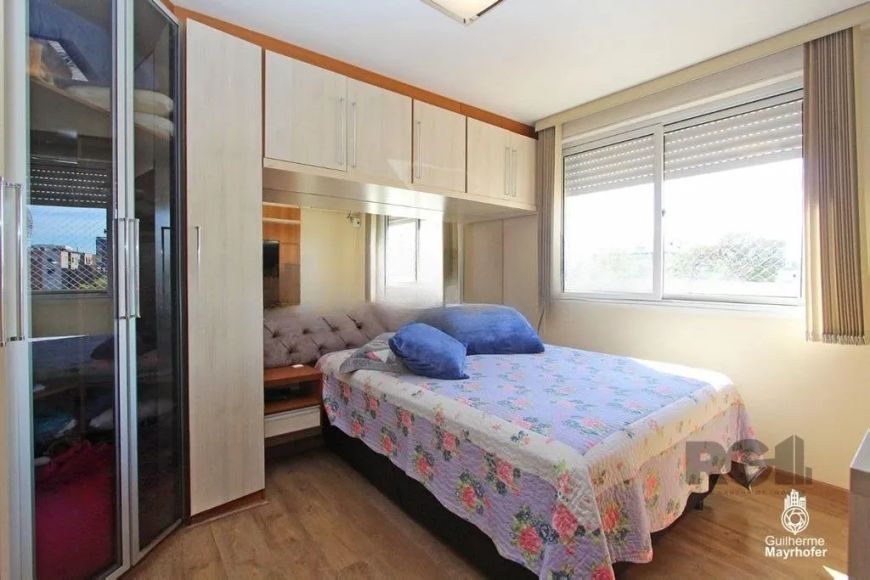 Cobertura encantadora oferece 2 dormitórios e 1 living espaçoso com piso vinílico, cozinha e a área