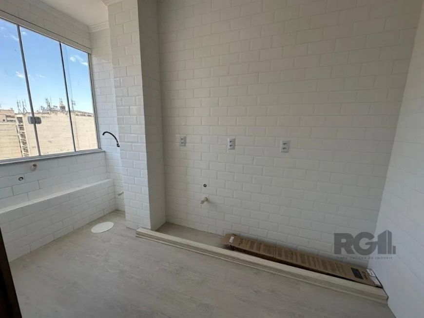 Apartamento reformado, 1 dormitório c/ vista perene, living amplo, banho social, cozinha e área de s
