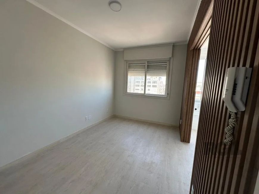 Apartamento reformado, 1 dormitório c/ vista perene, living amplo, banho social, cozinha e área de s