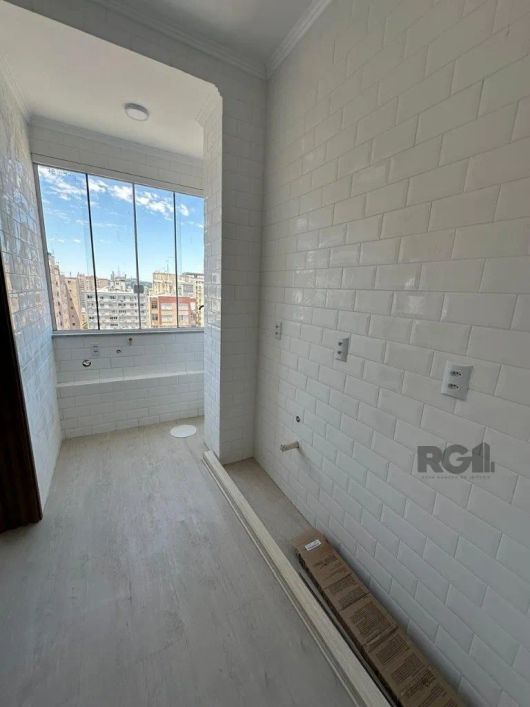 Apartamento reformado, 1 dormitório c/ vista perene, living amplo, banho social, cozinha e área de s