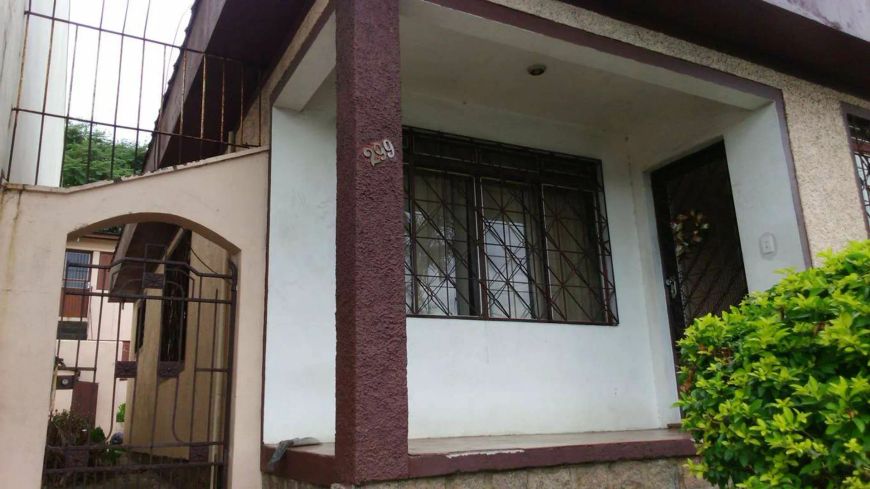 Casa em Avenida Eduardo Prado - Cavalhada - Porto Alegre/RS