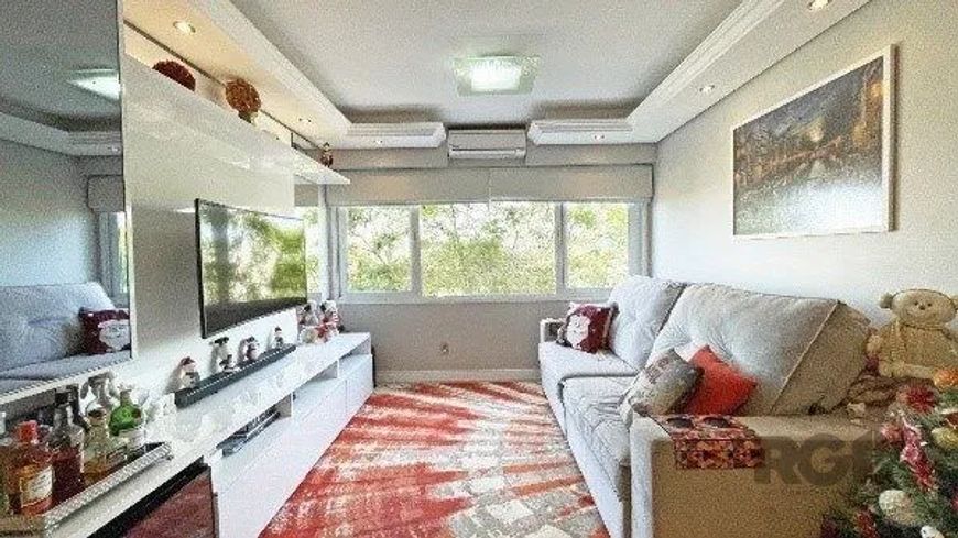 Apartamento de 2 dormitórios, 1 suíte e 1 vaga de garagem coberta e escriturada no bairro Floresta