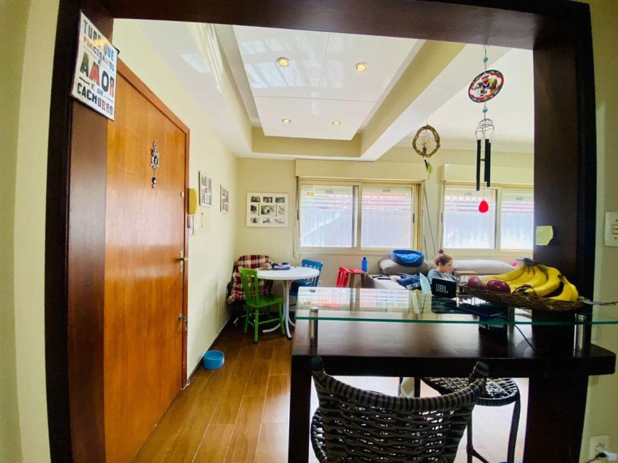 Apartamento 2 dormitórios, transformado em 1 dormitório. Com 51m².Living , cozinha, com area de serv