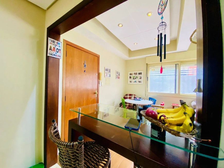 Apartamento 2 dormitórios, transformado em 1 dormitório. Com 51m².Living , cozinha, com area de serv