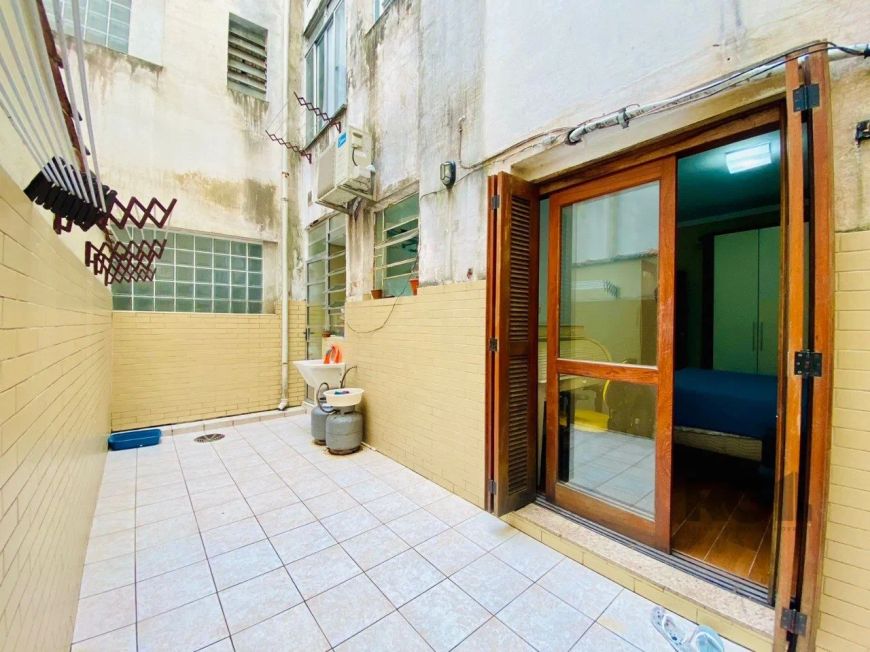 Apartamento 2 dormitórios, transformado em 1 dormitório. Com 51m².Living , cozinha, com area de serv