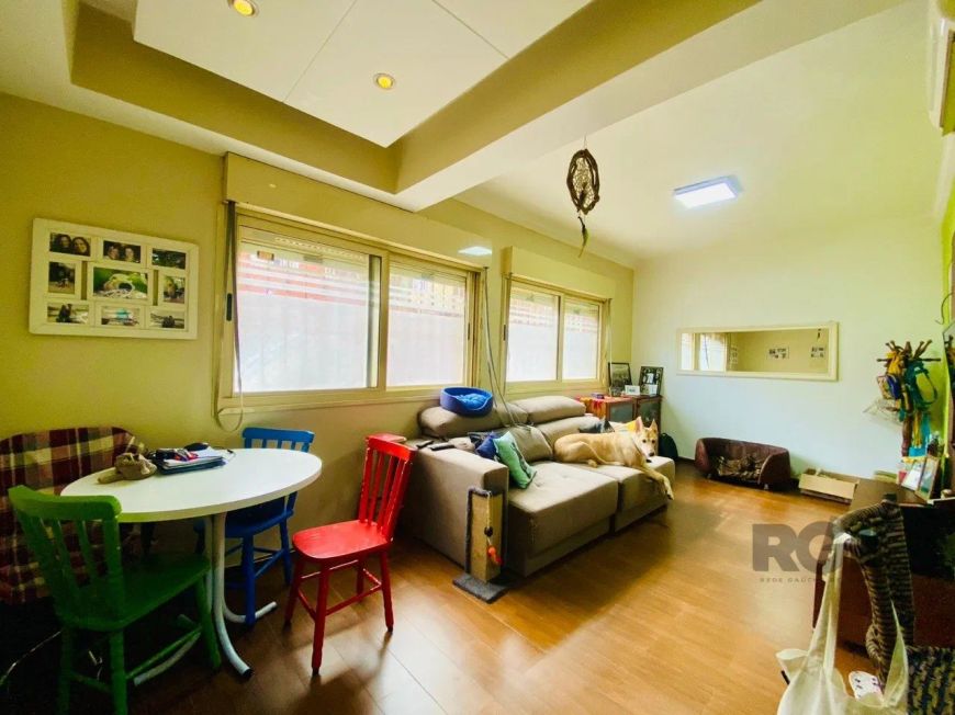 Apartamento 2 dormitórios, transformado em 1 dormitório. Com 51m².Living , cozinha, com area de serv