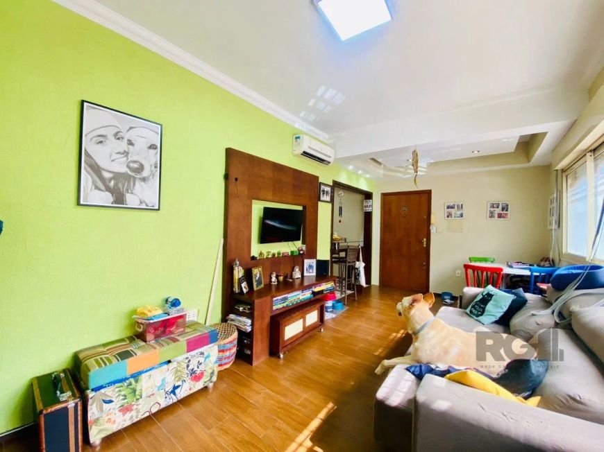 Apartamento 2 dormitórios, transformado em 1 dormitório. Com 51m².Living , cozinha, com area de serv