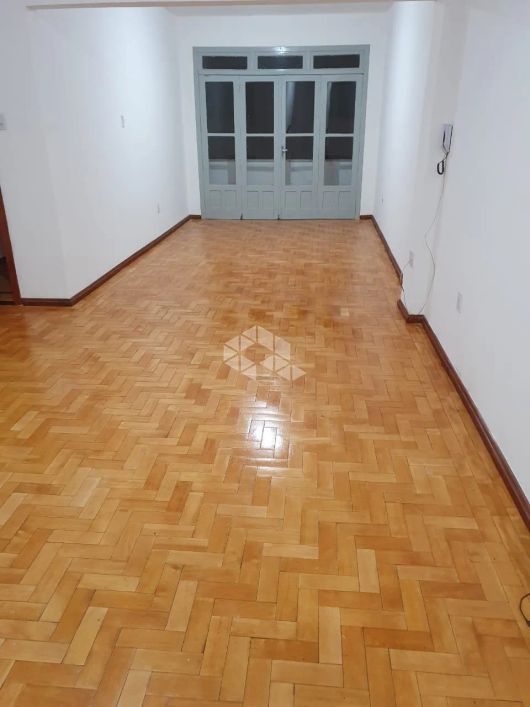 Crédito Real vende apartamento no Centro histórico, 2 dormitórios, living amplo