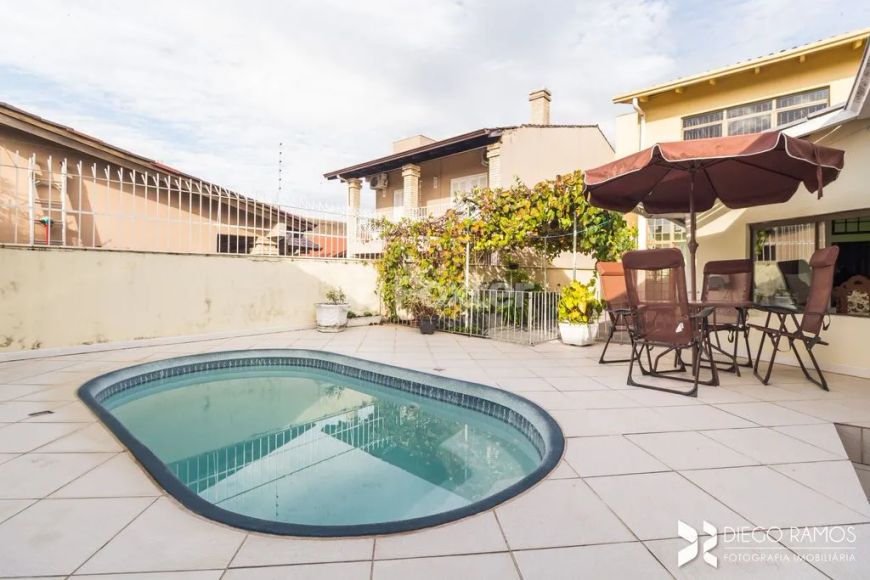 Casa Sobrado para venda possui 229m2 com 3 quartos em Cavalhada - Porto Alegre - RS