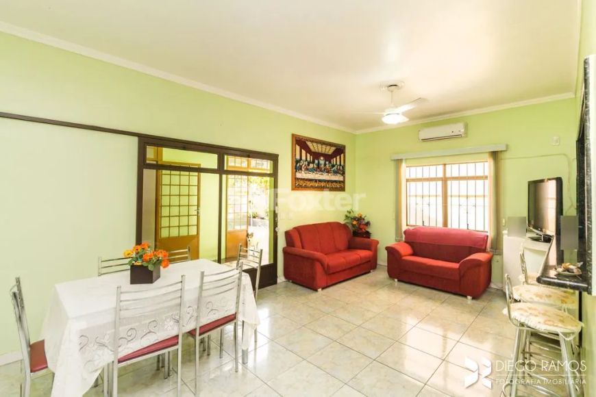 Casa Sobrado para venda possui 229m2 com 3 quartos em Cavalhada - Porto Alegre - RS