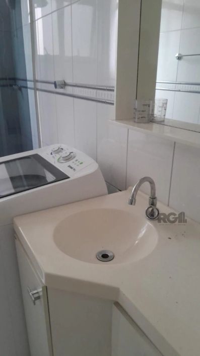 Compre apartamento amplo com 1 dormitório, semi-mobiliado, living para dois ambientes, piso laminado