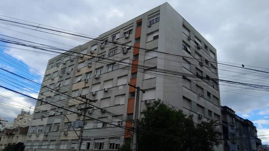 Compre apartamento amplo com 1 dormitório, semi-mobiliado, living para dois ambientes, piso laminado
