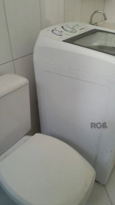 Compre apartamento amplo com 1 dormitório, semi-mobiliado, living para dois ambientes, piso laminado
