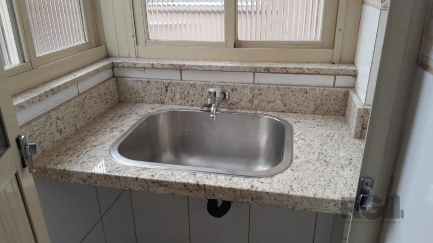 Compre apartamento amplo com 1 dormitório, semi-mobiliado, living para dois ambientes, piso laminado