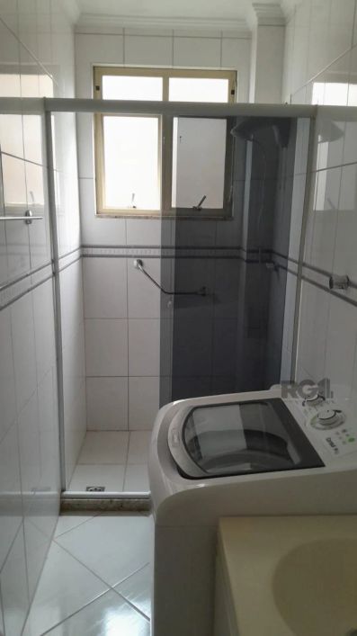 Compre apartamento amplo com 1 dormitório, semi-mobiliado, living para dois ambientes, piso laminado