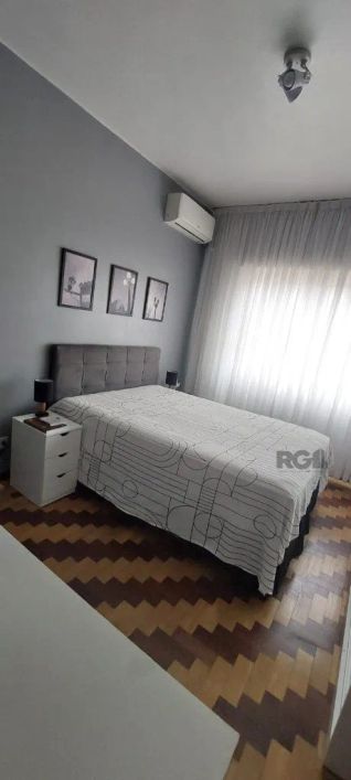 Apartamento de 2 dormitórios, 64.00 m² de área privativa. Bairro AZENHA -ótimo estado, piso parquet,