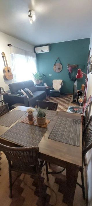 Apartamento de 2 dormitórios, 64.00 m² de área privativa. Bairro AZENHA -ótimo estado, piso parquet,