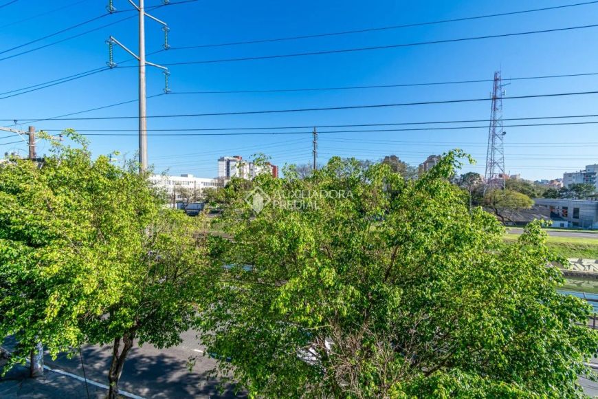 AMPLO APARTAMENTO DE FRENTE COM TRÊS QUARTOS E GARAGEM